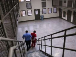 Los inmigrantes se han quejado desde hace tiempo de las condiciones en el centro de detención, que está en una comunidad remota a unos 113 kilómetros al noreste de Los Ángeles. ESPECIAL/GETTY