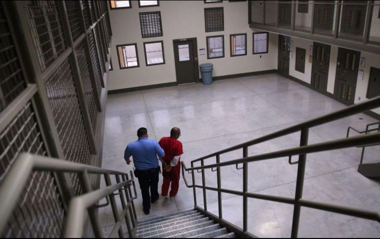 Los inmigrantes se han quejado desde hace tiempo de las condiciones en el centro de detención, que está en una comunidad remota a unos 113 kilómetros al noreste de Los Ángeles. ESPECIAL/GETTY