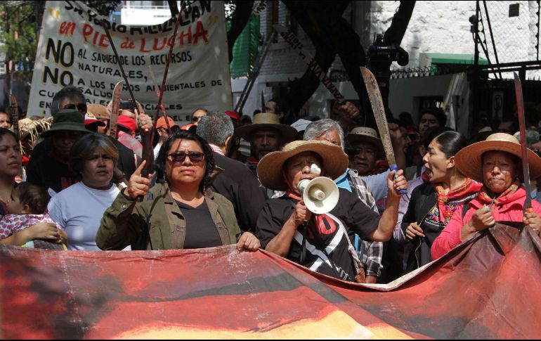 Habitantes de zonas aledañas a donde se construye el Nuevo Aeropuerto Internacional de la Ciudad de México arriban a la casa de transición de López Obrador para pedir el cese de los trabajos. SUN/ARCHIVO