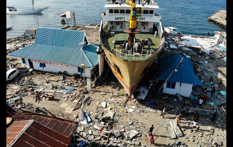 Un barco de pasajeros quedó en tierra en Wani luego del terremoto de magnitud 7.5 y la posterior ola gigante.