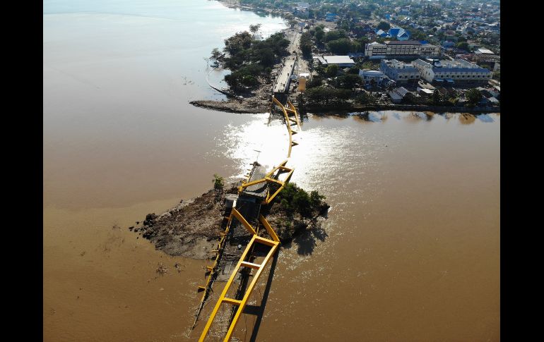 Un puente que colapsó en Palu. AFP/J. Samad