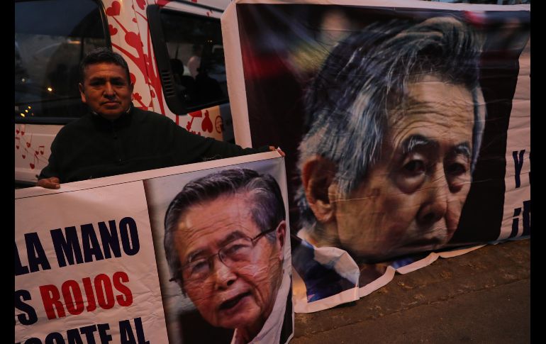Un simpatizante de Fujimori le manifiesta su apoyo afuera de una clínica donde fue internado el exmandatario en Lima. EFE/E. Arias