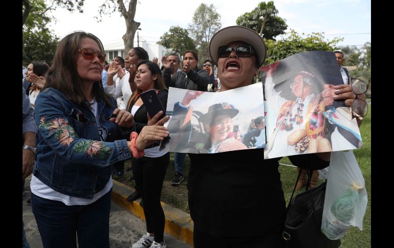 Afuera de la casa del expresidente en Lima también llegaron simpatizantes. AP/M. Mejía