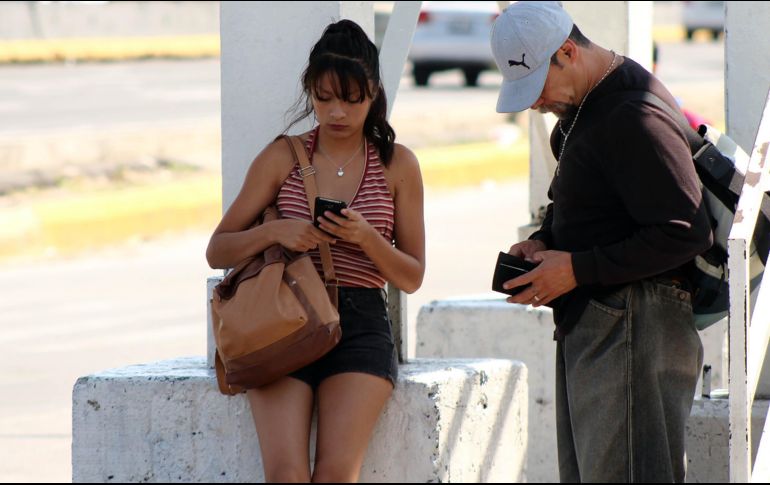 Las personas prefieren realizar tareas como pedir un taxi o buscar una dirección a través de aplicaciones. EL INFORMADOR/ARCHIVO