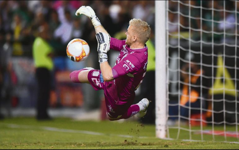 William Yarbrough tuvo una gran actuación en la tanda de penales, donde paró tres de los siete envíos de los Pumas. MEXSPORT
