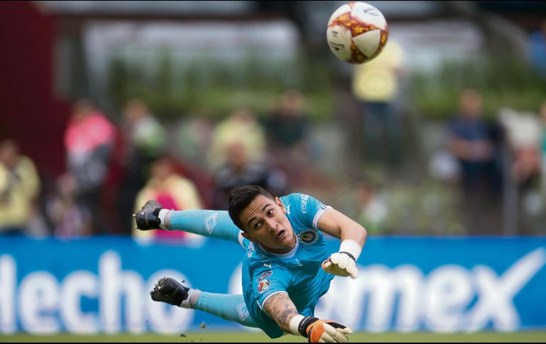 Raúl Gudiño le dio un punto a Chivas al atajar un penal de último minuto en el Clásico del domingo pasado ante las Águilas del América. MEXSPORT /