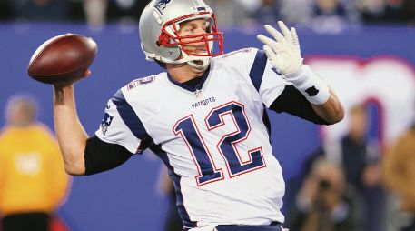 Tom Brady comandará la ofensiva de los Patriots esta noche ante los Colts de Indianápolis. AP