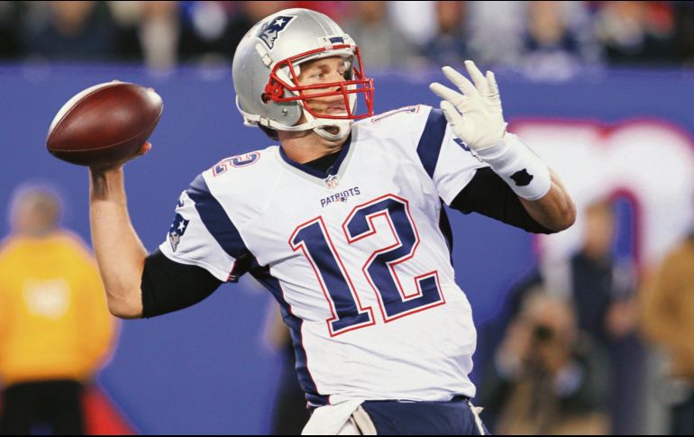 Tom Brady comandará la ofensiva de los Patriots esta noche ante los Colts de Indianápolis. AP