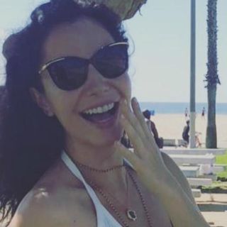 Martha Higareda gesticula una canción y se golpea la cabeza