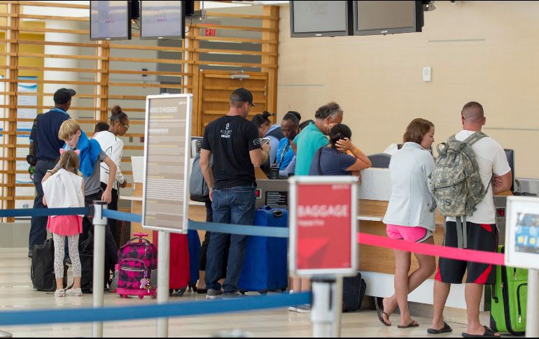 El Departamento de Transporte canadiense está instalando una nueva señalización que informa a los viajeros sobre las reglas en aeropuertos, estaciones de tren y marítimas. AP/ ARCHIVO