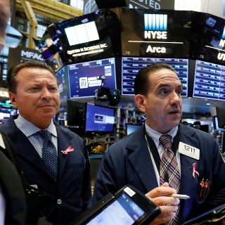 Wall Street cierra a la baja, impactada por aumentos en bonos