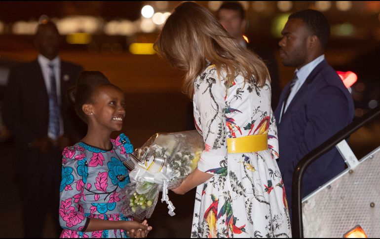 Una niña keniana le obsequia a Melania Trump un ramo de rosas a su llegada al aeropuerto. AFP/S. Loeb