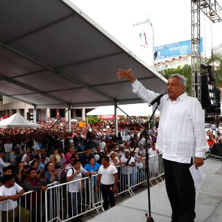 Pide AMLO que no haya imposición en regreso de Elba Esther