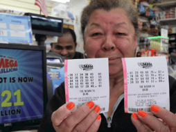 Eva Muñoz, en Estados Unidos, con varios boletos de Mega Millions. ESPECIAL