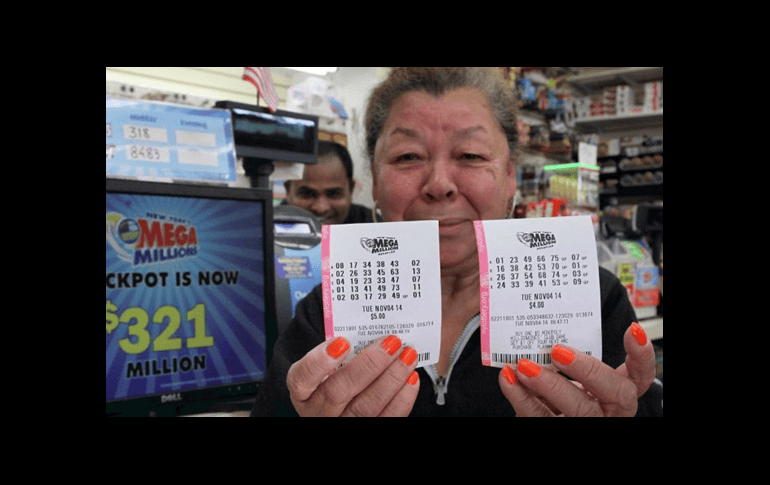 Eva Muñoz, en Estados Unidos, con varios boletos de Mega Millions. ESPECIAL