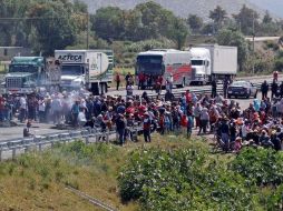 A raíz del operativo, pobladores bloquearon por casi seis horas la autopista México-Puebla en el kilómetro 185. SUN