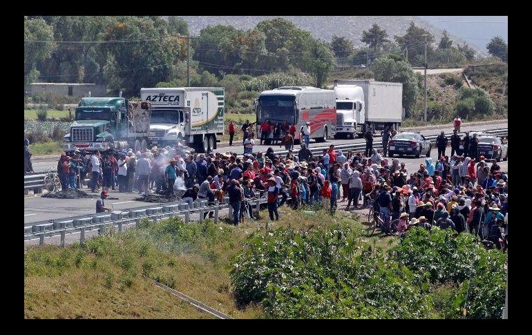 A raíz del operativo, pobladores bloquearon por casi seis horas la autopista México-Puebla en el kilómetro 185. SUN