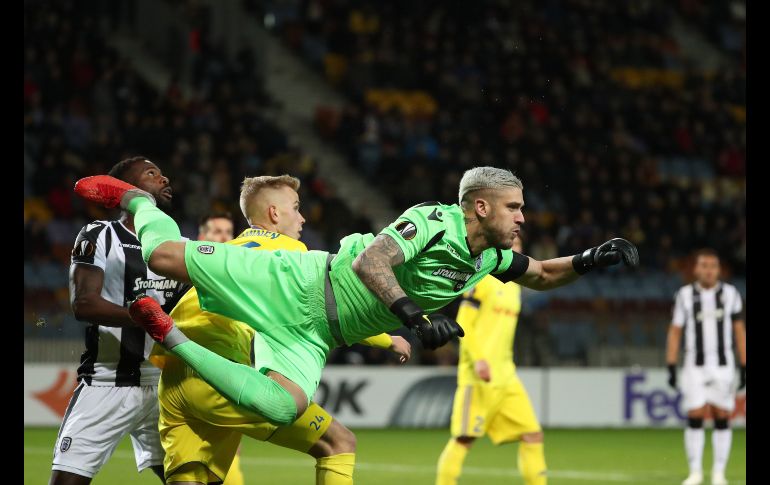 El arquero del PAOK Alexandros Paschalakis (d) en una jugada durante un partido de la Liga Europea UEFA ante el FC BATE Borisov, disputado en Borisov, Bielorrusia. EFE/T. Zenkovich