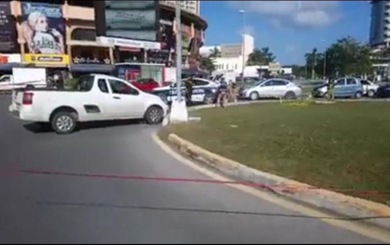 Elementos de la Secretaría de Seguridad Pública y Tránsito acordonaron la zona luego del ataque. TWITTER/@Albert6_Aguilar