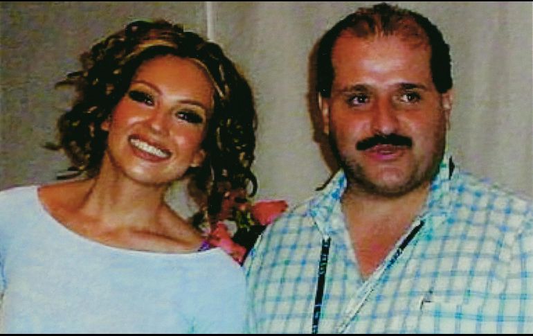 Amistad. Juan junto a la cantante y actriz, Thalía.