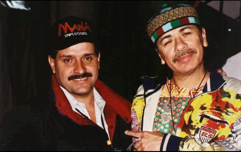 Talento. Juan, en gran abrazo con Carlos Santana.