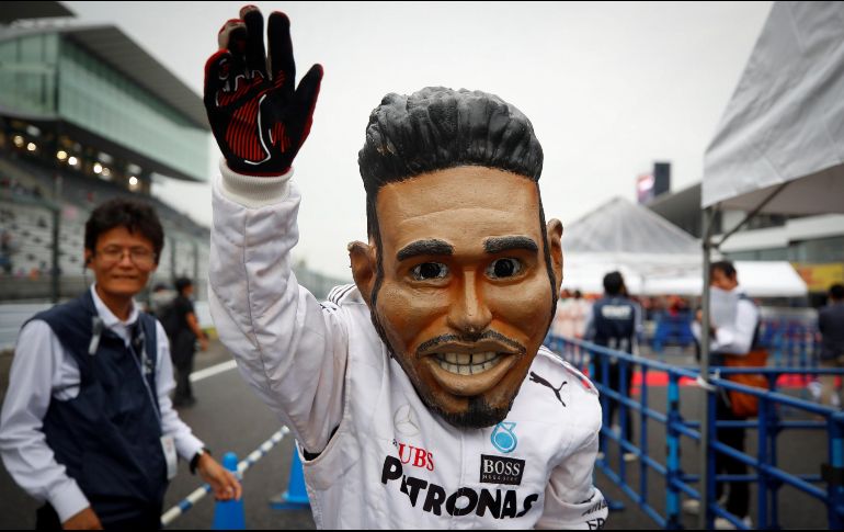 Los aficionados del Gran Premio de Japón tienen formas muy particulares de demostrar su apoyo, entre ellas disfrazarse de su piloto favoriton. EFE / D. Azubel