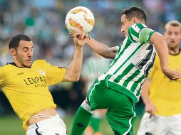 SIN MIRAMIENTOS. ''El Principito'' (#18), no se amilana al ir por el balón frente a Edisson Jordanov. AFP / ARCHIVO