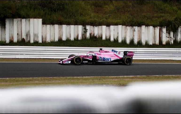 El conductor de Force India tuvo un día complicado, pues en el primer entrenamiento durante la última vuelta se fue de largo en la curva para llegar hasta el césped, aunque sin mayores inconvenientes. AFP / B. Mehri