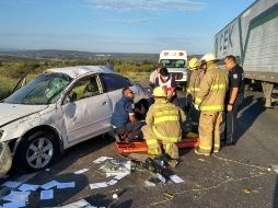 Autoridades Federales y elementos municipales de San Juan de los Lagos y Lagos de Moreno, arribaron al punto para auxiliar a las personas. ESPECIAL/ Protección Civil Jalisco