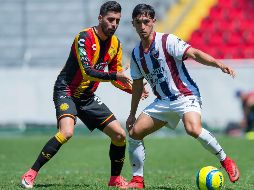 Néstor Vidrio (i) disputa el balón con Sergio Bueno (d) durante un partido entre Leones Negros y Atlante. MEXSPORT/C. de Marchena