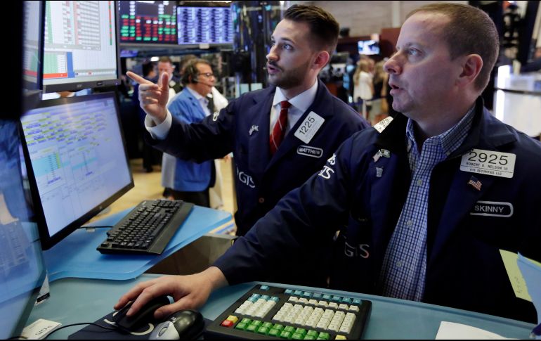 Los mercados bursátiles resultaron afectados tras el aumento de la rentabilidad de la deuda pública. AP/ARCHIVO