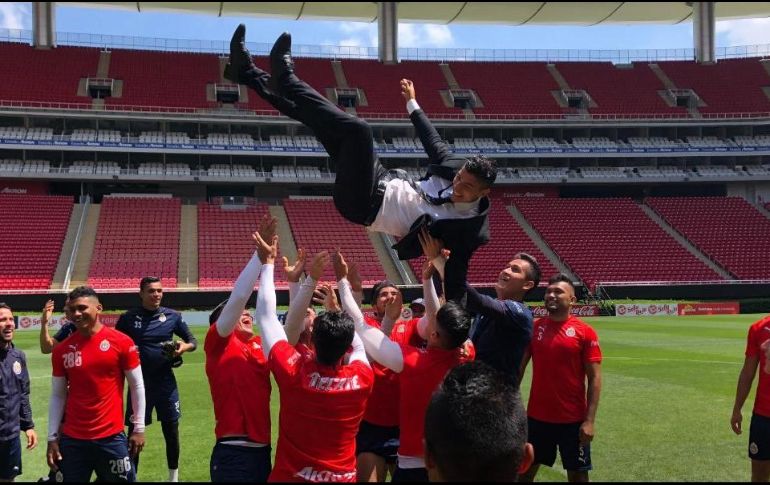Los jugadores de Chivas celebraron la ocasión lanzando en el aire a Zaldívar. ESPECIAL / chivasdecorazon.com.mx