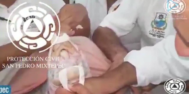 Extraen cuchara de pl&aacute;stico a tortuga en Oaxaca