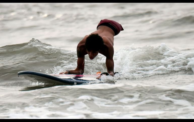 Alca surfea en Puerto Colombia, cerca de Barranquilla. AFP/R. Arboleda