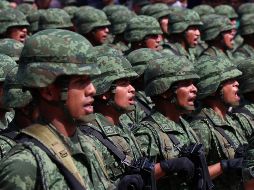 Cienfuegos dijo que los militares continuarán en las calles para atender el problema de inseguridad que se vive en el país. EFE / F. Meza