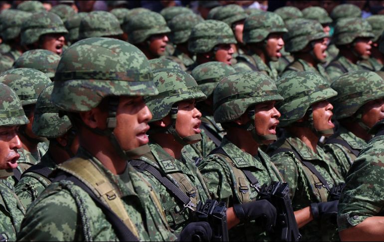 Cienfuegos dijo que los militares continuarán en las calles para atender el problema de inseguridad que se vive en el país. EFE / F. Meza