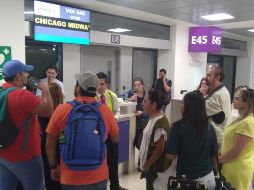 Pasajeros permanecen en el aeropuerto a la espera de saber si podrán completar el viaje con seguridad. ESPECIAL