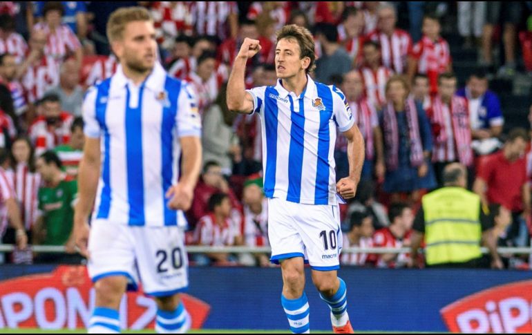 Mikel Oyarzabal (#10) celebra tras conseguir el tercer gol de la Real Sociedad, el segundo en su cuenta personal. EFE/J.Zorrilla