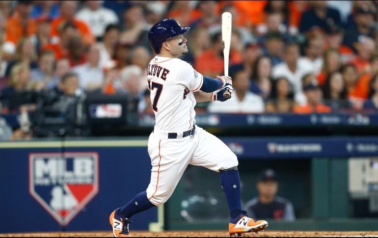 José Altuve conectó uno de los cuatro jonrones de los Astros. AFP/B. Levey