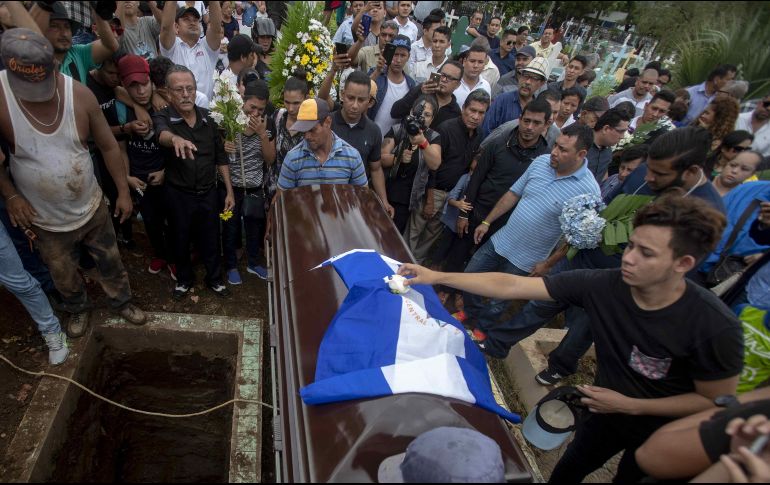 Inhumación de Denis Madriz, joven que solía participar en las protestas contra Daniel Ortega. El gobierno de EU ha acusado al nicaragüense de ejercer violencia y represión. EFE/J. Torres