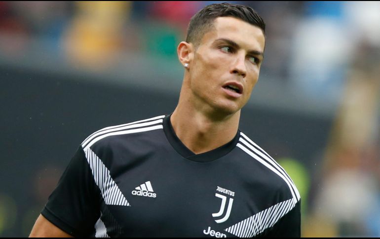 Este sábado, el portugués llega al estadio con gesto serio y es recibido por los gritos entusiastas de decenas de niños que esperaban los autobuses de ambos equipos. AP / A. Calanni