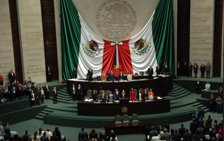 El documento dice que de dieta bruta mensual, los diputados recibirán al mes 105 mil 378 pesos como; como aguinaldo 140 mil 504 pesos como ingresos y además recibirán al mes como apoyos por Asistencia Legislativa 45 mil 786 pesos. TWITTER / @Mx_Diputados