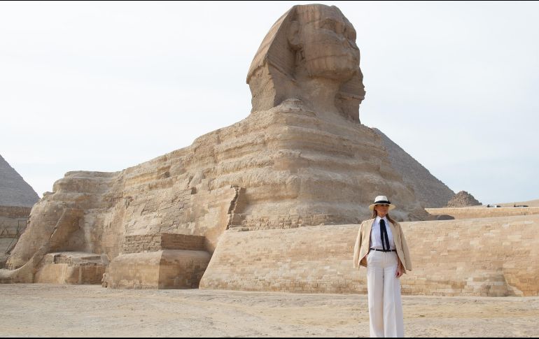 Sonriente y carismática, la exmodelo, de 48 años, posó en estos monumentos históricos. AFP/S. Loeb
