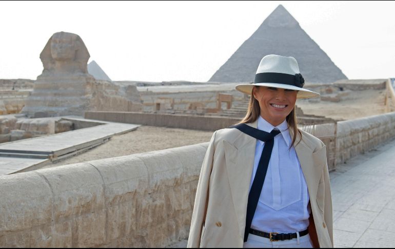 Sonriente y carismática, la exmodelo, de 48 años, posó en estos monumentos históricos. AFP/S. Loeb