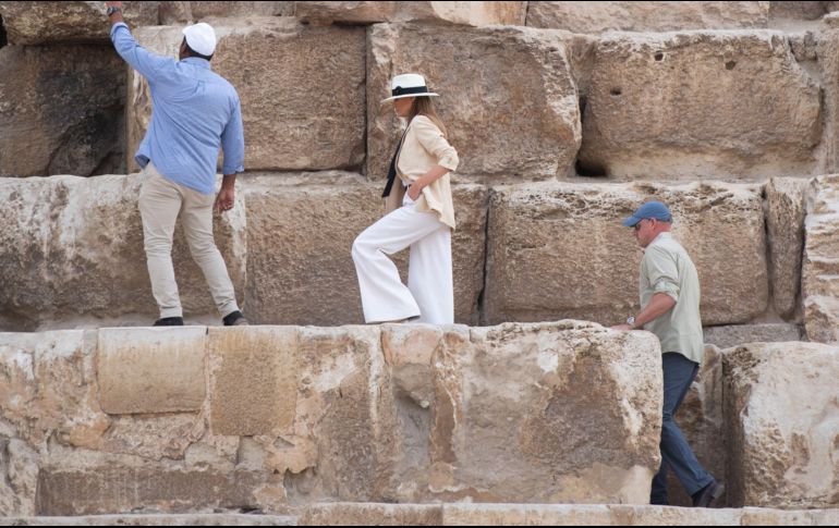 Sonriente y carismática, la exmodelo, de 48 años, posó en estos monumentos históricos. AFP/S. Loeb