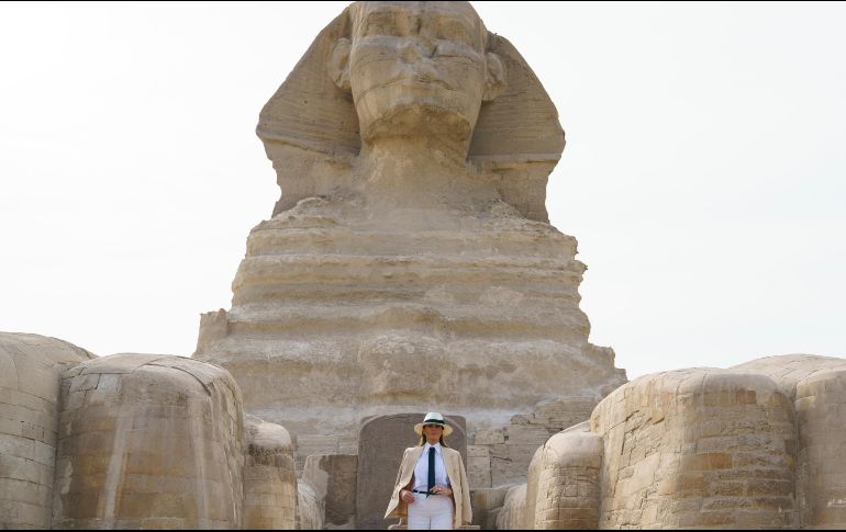 Sonriente y carismática, la exmodelo, de 48 años, posó en estos monumentos históricos. AP/C. Kaster