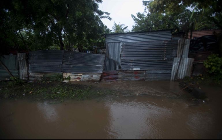Miles de personas han abandonado sus hogares a causa de las fuertes lluvias. EFE/J. Torres