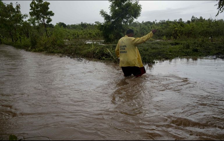 Un hombre cruza una zona inundada en el municipio de Tipitapa. EFE/J. Torres