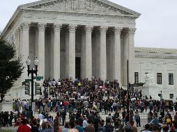 Centenares de personas se concentraron a lo largo del día en los aledaños del Capitolio y del Tribunal Supremo para protestar contra este nombramiento. AFP/C. Somodevilla