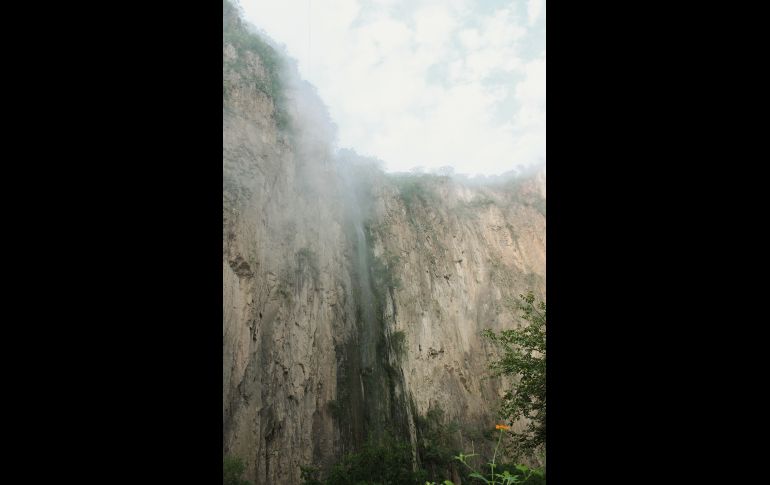 “El Salto”. Cascada monumental que se aprecia a pesar de la neblina.